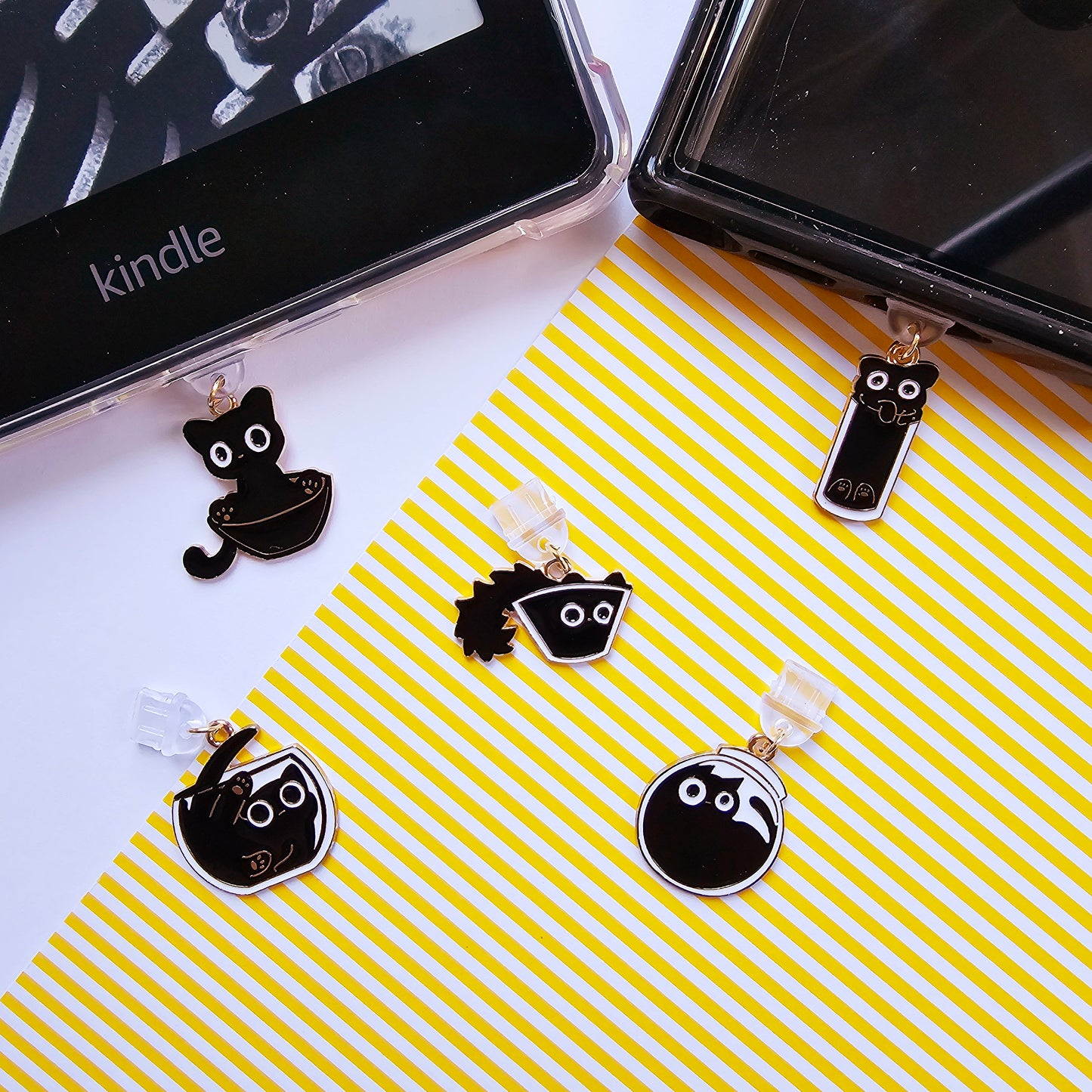 Black Cat Staubschutz für Kindle und Handy (USB-C)